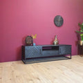 zwart tv meubel, visgraat motief, mangohout, staal onderstel, sfeerfoto, decoraties