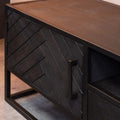 zwart tv meubel, visgraat motief, mangohout, staal onderstel, sfeerfoto, detail