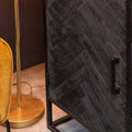 zwart dressoir, visgraat motief, mangohout, staal onderstel, sfeerfoto, goud detail